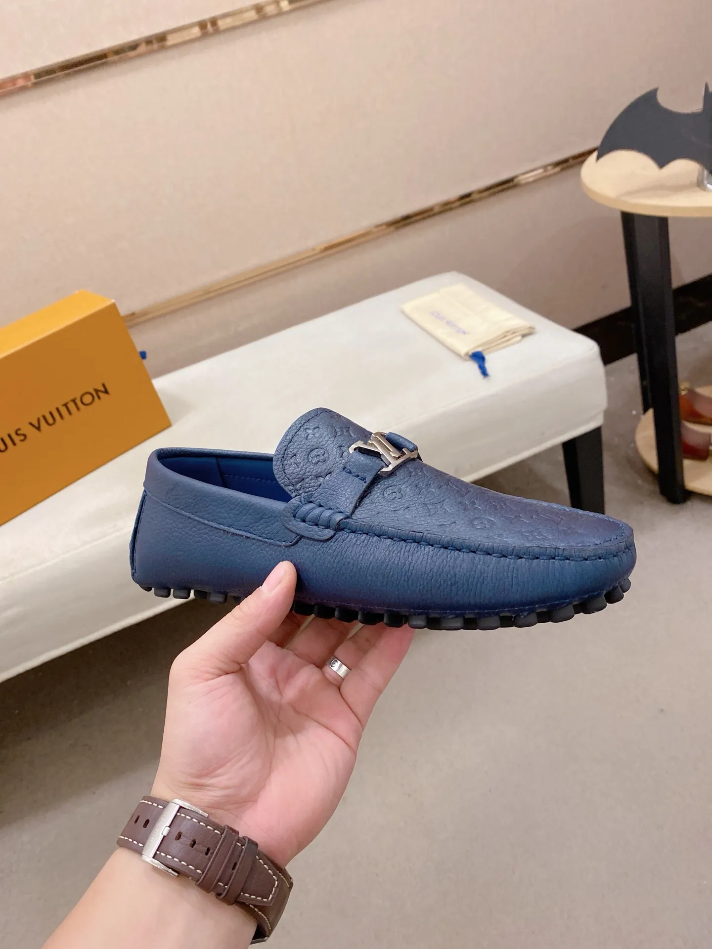 Factory price: 500💰High-end quality! LV 🆕🆕Exclusive hot-selling products in stock🔥🔥New products on the shelves, high-quality Ferragamo men's pea shoes, high-end casual driving shoes, with complete packaging! 💪 💪 Material: imported pebbled first-layer cowhide 🐂 + imported high-quality buffalo leather lining + wear-resistant outsole 👍🏻👍🏻 Features: high-end and comfortable, purely handmade 🚀 🚀 Create the perfect shoe that suits you best 🔥 🔥 Size: (38-44) 45 standard size can be customized!